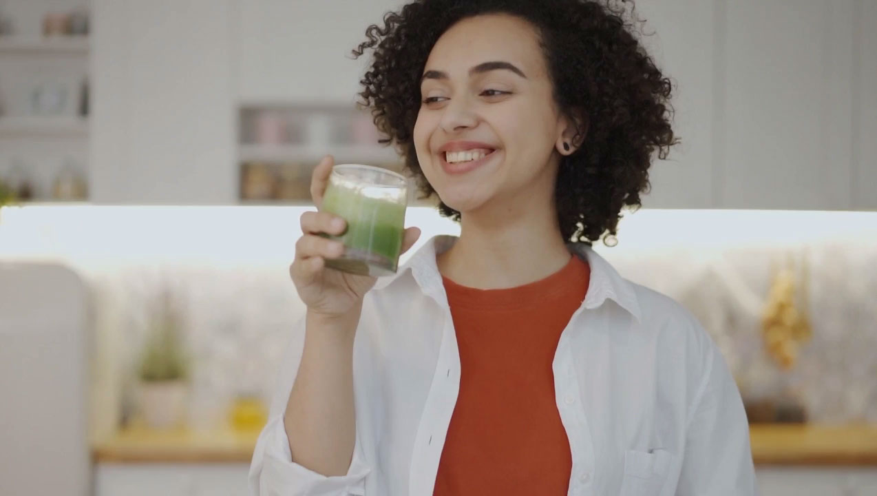 Video: Frau trinkt einen gesunden Smoothie